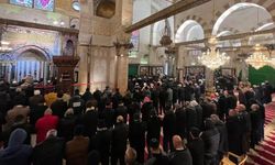 Filistinliler depremde vefat edenler için Mescid-i Aksa'da gıyabi cenaze namazı kıldı