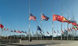 Türkiye'deki deprem sonrası NATO'da bayraklar yarıya indirildi