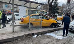 Ankara'da bir taksi otobüs durağında bekleyen yolculara çarptı