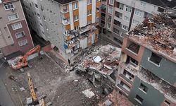Bahçelievler'de kontrollü yıkılan bina yandaki apartmana hasar verdi