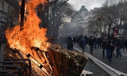 Fransa'daki emeklilik reformu karşıtı protestolarda tansiyon düşmüyor