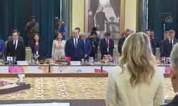 G20 toplantısı, Türkiye'deki depremlerde hayatını kaybedenler için saygı duruşuyla başladı