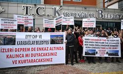 Karabağlar'da vatandaşlar TOKİ projesi için belediye önünde toplandı