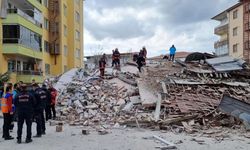 Malatya'da 5 katlı bina kendiliğinden çöktü