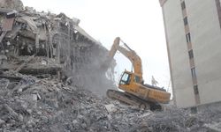 Hasarlı binaları yıkım çalışmaları sürüyor