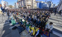 Rusya'da Müslümanlar Ramazan Bayramı namazında camilere sığmadı