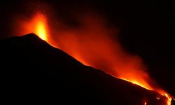Etna Yanardağı'nda patlama yaşandı