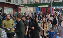 İstanbul'da okul önünde 500 metre oy kuyruğu oluştu