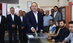 Dışişleri Bakanı Mevlüt Çavuşoğlu, oyunu kullandı: Zarfa zor sığdı, katla katla bitmedi