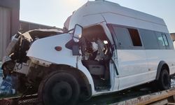 Bursa'da sporcuları taşıyan minibüs kamyona çarptı: 1 ölü, 16 yaralı