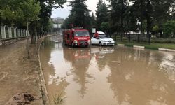 Amasya'da sağanak su baskınlarına neden oldu