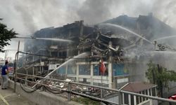 Başakşehir'de iki gündür yanan fabrikada yıkım başladı