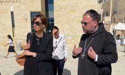 İsrailli kadın Ağlama Duvarı'nda bir rahipten boynundaki haçı çıkarmasını istedi