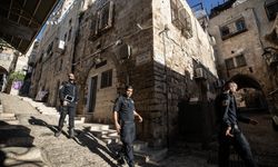 İşgalci İsrail polisi Doğu Kudüs'te Filistinli aileyi zorla evinden çıkardı