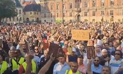 İsveç’te Kur’an-ı Kerim'e yapılan saldırılar Kur’an-ı Kerim okunarak protesto edildi