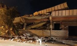 Hatay'da 6 Şubat'taki depremlerde ağır hasar alan bina çöktü