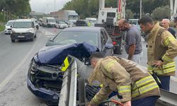 Esenler'de feci kaza: Araç bariyere ok gibi saplandı