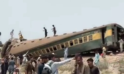 Pakistan'da feci tren kazası: Çok sayıda ölü ve yaralı var!