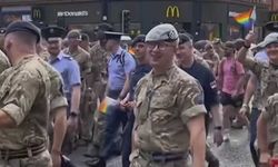 İngiliz ordusuna bağlı askerler LGBT yürüyüşünde boy gösterdi