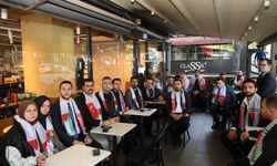 AK Partili gençlerden Starbucks'ta oturma eylemi