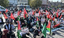 İstanbul Eminönü'nde işgalci İsrail'in saldırıları oturma eylemiyle protesto ediliyor