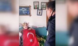 112 Acil'den bayrak isteyen engelli yaşlı kadına polisten sürpriz