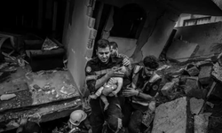 Enkaz altında kalan Gazzeli bebek sağ olarak çıkarıldı
