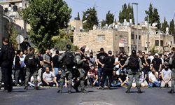 İşgalci İsrail güçleri, Cuma namazına giden Filistinlilere izin vermiyor