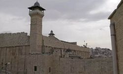 İşgalci İsrail, El Halil'deki İbrahim Camisi'ni bir sonraki duyuruya kadar kapattı