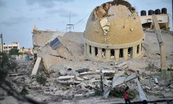 İşgalci İsrail, Gazze'deki El-Emin Muhammed Camisi'ni vurdu