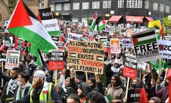 Londra'da Filistin destekçileri Başbakanlığa yürüdü