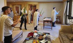 İsrail İletişim Bakanı Karhi, Suudi Arabistan'da otel odasında ayin yaptı