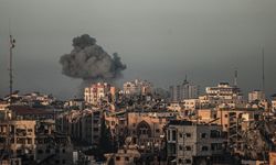 İsrail, Gazze’deki Nasr Çocuk Hastanesinin girişini bombaladı