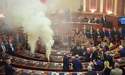 Arnavutluk'ta muhalif milletvekilleri parlamentoya sis bombası attı