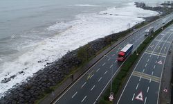 Trabzon'da dev dalgalar Karadeniz Sahil Yolu'nda ulaşımı olumsuz etkiliyor