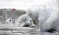 Fransa'da Ciaran Fırtınası nedeniyle "Bu gece evlerinizden çıkmayın" uyarısı