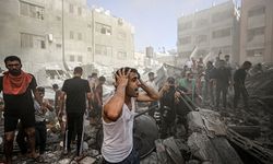 İsrail savaşın 2. ayında sivillere bomba yağdırmaya devam ediyor