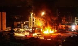 İsrail Gazze'deki El-Avde ile Endonezya Hastanesi'nin çevresini bombaladı