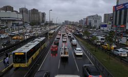 İstanbul'da etkili olan sağanak trafikte aksamalara neden oluyor