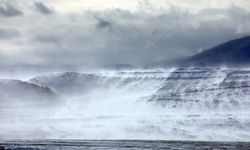 Aras Dağları'nda tipi ve fırtına "kar şelalesi" oluşturdu