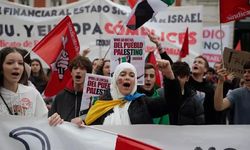 İspanya İç Savaşı'nın sembolik mekanında yüzlerce kişi insan mozaiği oluşturarak Filistin'e destek gösterisi