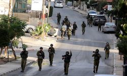 İsrail medyası: İsrail, Gazze'den alıkoyduğu 300 Filistinliyi zor şartlar altında tutuyor