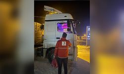 Ardahan'da Kızılay karda yolda kalanlara gıda ve içecek dağıttı