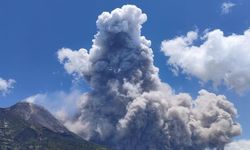 Endonezya'da yanardağ patladı: 22 kişi hayatını kaybetti