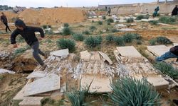 Barbar İsrail ordusu Gazze'de mezarları açtığını doğruladı
