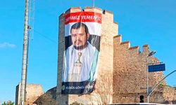 Yemen'deki Husi liderinin posteri İstanbul surlarına asıldı