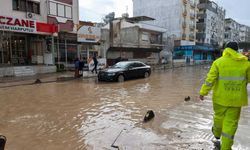 İzmir'in Bergama ve Dikili ilçeleri su altında kaldı