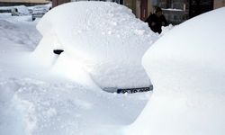 Kar kalınlığının 96 santimetre ölçüldüğü Ardahan merkezde araçlar kar altında kaldı