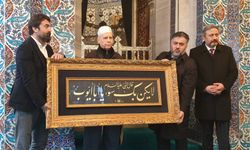Hattat Ali Hüsrevoğlu'nun hat çalışması Eyüp Sultan Camii'ne hediye edildi