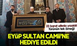 Hattat Ali Hüsrevoğlu'nun hat çalışması Eyüp Sultan Camii'ne hediye edildi